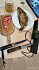 Полгода назад узнал о ножах производства братьев Касаткиных и до последнего времени выбирал, какой же заказать из представленного на сайте большого перечня. Понравились сразу несколько! В результате заказал сразу два ножа: «Северный нож "БЫHAХ" Bohler N690, рукоять зуб мамонта, карельская береза» и «Северный нож "Рабочий" клинок Х12МФ (дол), рукоять дуб».
Первый нож якутского типа захотелось из-за наличия инкрустации в рукояти — «зуб мамонта». Хотя я не особо представлял, что это такое, на фото это выглядело эффектно. Второй («Рабочий») выбрал из-за необычной формы клинка: линза с одной стороны и прямой спуск с долом на другой. К тому же подкупала сталь Х12МФ.
Получив заказ, эмоции, конечно, сначала зашкаливали, но спустя две недели использования, накопленного опыта и сравнения со старыми ножами я пишу этот отзыв более осознанно, чем под первыми впечатлениями.
Положительных моментов, конечно, больше, и они значительны. Сразу выделяется металлообработка клинков — она на высоте. Чувствуется, что при изготовлении использовалось хорошее профессиональное оборудование (формовка, шлифовка, полировка). Представлены разные ножи: не только различных форм и цветов, но и из разных сталей — как отечественных, так и импортных.
Теперь подробнее по каждому ножу.
«Северный нож "БЫHAХ" Bohler N690, рукоять зуб мамонта, карельская береза»
Понравилась сталь: за две недели после первоначальной заточки мне не удалось «посадить» режущую кромку, хотя я строгал деревяшку (этим ножом очень хорошо строгать), чистил и разделывал лещей. После всех этих работ нож продолжал приемлемо резать бумагу. Рукоятка удобная, рука не скользит. Ножны шли в комплекте простые, но свою защитно-транспортировочную функцию выполняют. Единственное, что оказалось неудобным, — темляк: он очень длинный, нужно укорачивать, хотя его наличие добавляет удобства при вытаскивании из ножен. Также неудобен носик ножа — он очень острый и является прямым продолжением обуха. На фото на сайте было видно, что он немного опущен вниз, но мне пришёл с прямым. Я бы его немного сточил, опустив вниз. В целом нож, конечно, создаёт впечатление премиум-изделия.
«Северный нож "Рабочий" клинок Х12МФ (дол), рукоять дуб»
Брал как основной рабочий на каждый день. Нож цепляет своей харизмой — круглая ручка, линза слева, справа прямой спуск с долом, но к нему нужно привыкнуть. Ручка круглая, и не сразу к ней привыкаешь. Не понравились ножны: они универсальные, но конкретно к этому ножу не подходят. Клинок короткий, болтается и не доходит до конца ножен, а если запихнуть посильнее, потом проблема вытаскивать. Буду переделывать — сделаю деревянную колодку из яблони и обошью кожей, как делают в Якутии. Клинок из Х12МФ у этого ножа мне удалось посадить за два дня при тех же условиях, что и «Бынах», и его единственного пришлось перетачивать. Мне показалось, что эта сталь Х12МФ не такая стойкая, как Bohler N690 у «Бынаха», хотя по заявленным характеристикам должно быть наоборот. Здесь вопрос, возможно, уже к изготовителю стали, а не к кузнецу, который всего лишь отрезает кусок от бруска и придаёт форму клинка, как я понимаю.